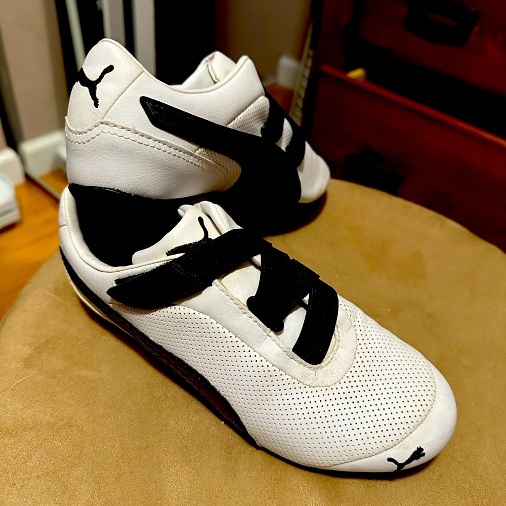 Women’s White puma slip on Velcro sneakers. Size 6
